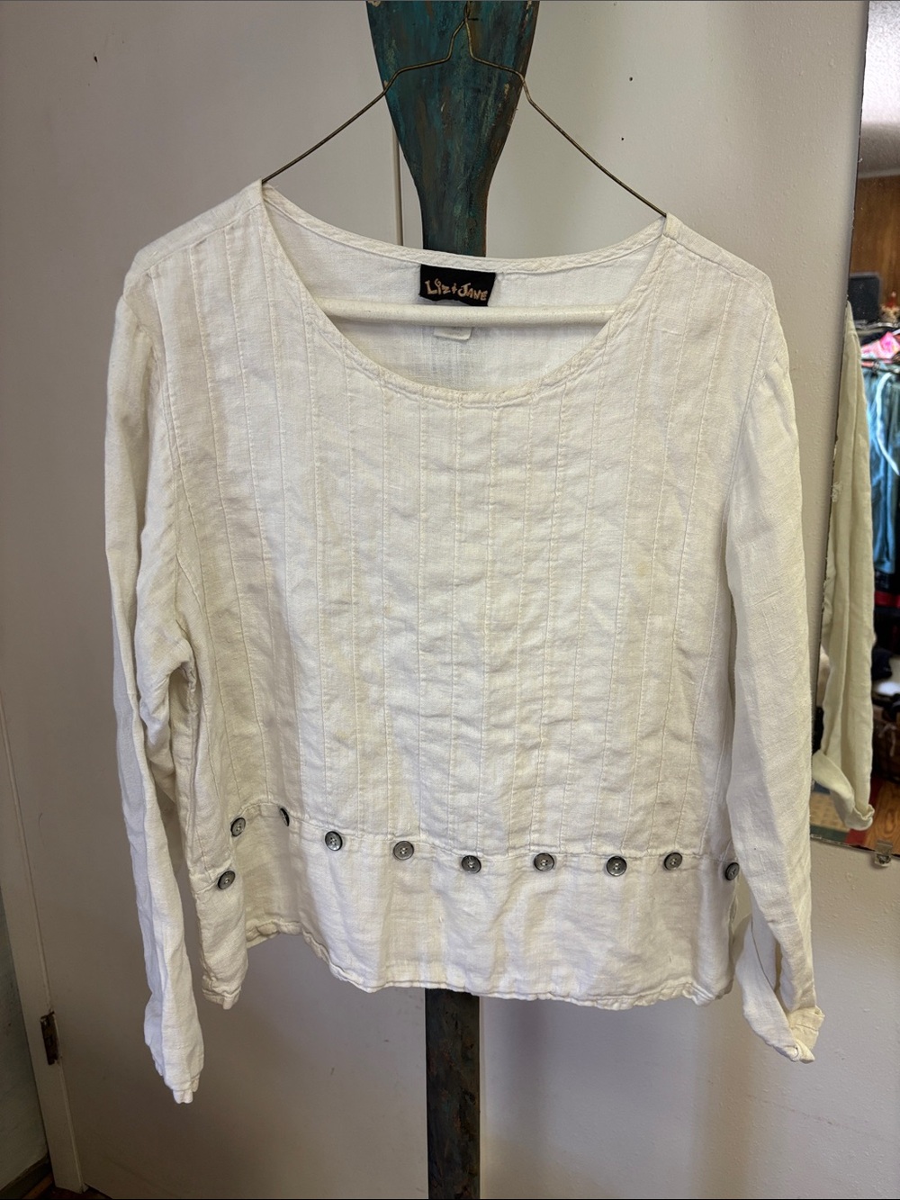 Liz and Jane White Textured Button-Hem Long Sleeve Top